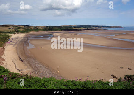 Lligwy Bay (Traeth Lligwy) in der Nähe von Moelfre auf der Insel Anglesey Coastal Path, Wales, UK. Stockfoto