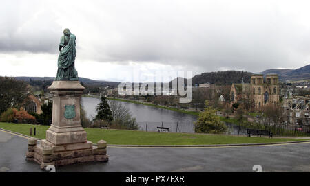Eine Statue von Flora MacDonald mit Blick auf die Stadt Inverness und den Fluss Ness von Inverness Castle, wo ihrer Statue sitzt, in Schottland. Inverness Kathedrale befindet sich auf der rechten Seite des Fotos. Stockfoto