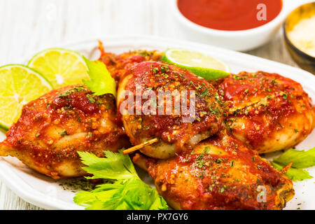 Gefüllte Calamari-Tintenröhrchen mit Tomatensauce Stockfoto