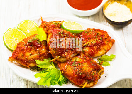 Gefüllte Calamari-Tintenröhrchen mit Tomatensauce Stockfoto