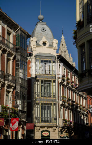 León Calle Ancha hacia La Catedral Stockfoto