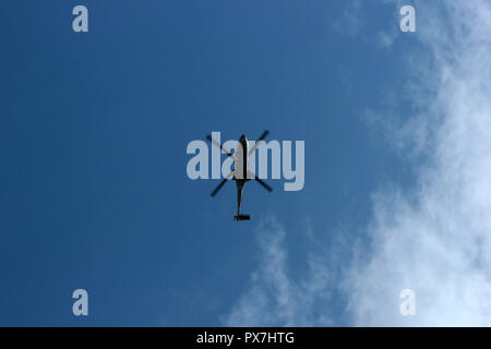 Blauer Himmel und militärische Hubschrauber Stockfoto