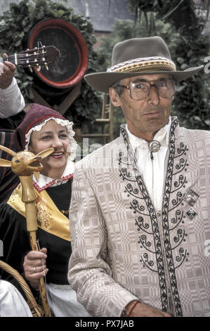 Folklore, Paar in traditionelle Kostüme, Lettland, Riga, Sommernachtstraum Stockfoto