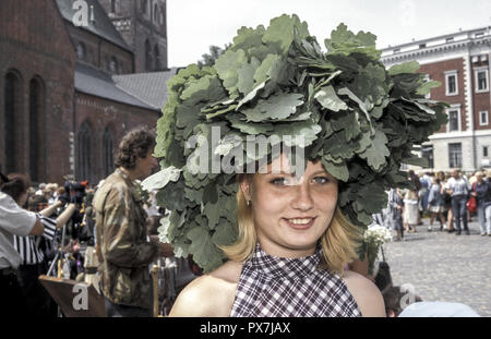 Riga, sommernachtstraum Feier, junge Frau mit traditionellen Eiche Dekoration lassen, Lettland, Veranstaltungen Stockfoto