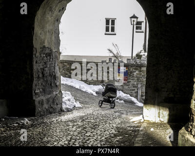 Universitätsstadt Passau, lonley Pram in Gasse, Deutschland, Süddeutschland, Passau Stockfoto