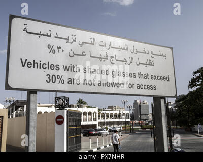 Anmelden Fahrzeuge mit schattigen Gläser, die mehr als 30 Prozent sind nicht für den Zugriff, die Vereinigten Arabischen Emirate, Dubai erlaubt Stockfoto