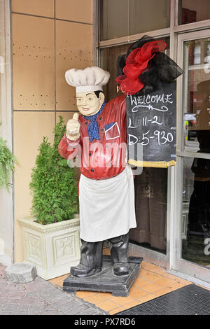 Große Koch Statue oder Abbildung auf dem Bürgersteig mit einem Restaurant Schild zeigt die Stunden bei einem Cafe in LaGrange Georgia, USA. Stockfoto