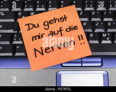 Memo-Hinweis auf Notebook, Du Gehst Mir Auf Die Nerven, die Sie mir auf die Nerven sind Stockfoto
