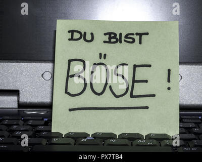 Memo-Hinweis auf Notebook, Du Bist Böse, du bist gemein Stockfoto