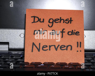 Memo-Hinweis auf Notebook, Du Gehst Mir Auf Die Nerven, die Sie mir auf die Nerven sind Stockfoto