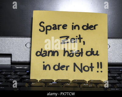 Memo-Hinweis auf Notebook, Spare in der Zeit Dann hast du in der nicht sparen Stockfoto