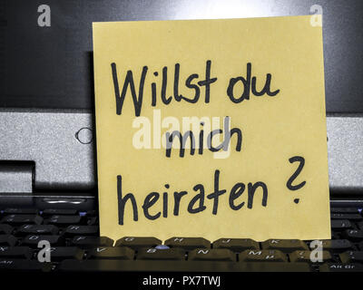 Memo beachten Sie am Notebook, Willst du mich Jahrmarktssängerin würdest du mich heiraten Stockfoto