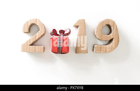 2019, handgemachte 3D-Nummern und Geschenk Box aus wiederverwendeten Karton Papier, auf weißem Hintergrund. Stockfoto