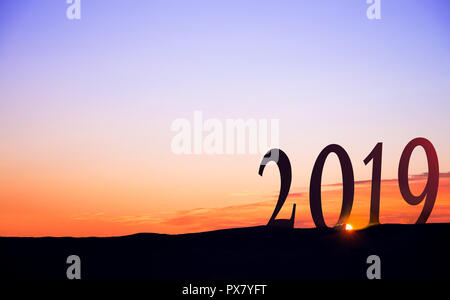 2019 in großer Zahl, auf dunklen Berge Silhouetten, mit lebendigen und schönen Sonnenaufgang als Hintergrund. Stockfoto