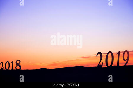 2019 Auf dunklen Bergen, mit lebendigen und schönen Sonnenaufgang als Hintergrund. Stockfoto