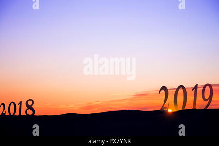 2019 Auf dunklen Bergen, mit lebendigen und schönen Sonnenaufgang als Hintergrund. Stockfoto