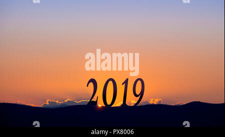 2019 Auf dunklen Bergen, mit lebendigen und schönen Sonnenaufgang als Hintergrund. Stockfoto
