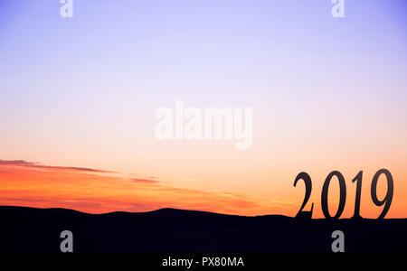 2019 Auf dunklen Bergen, mit lebendigen und schönen Sonnenaufgang als Hintergrund. Stockfoto