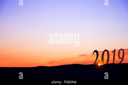 2019 Auf dunklen Bergen, mit lebendigen und schönen Sonnenaufgang als Hintergrund. Stockfoto