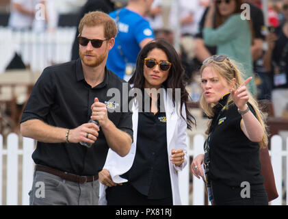 Der Herzog und die Herzogin von Sussex mit der Herzogin Private Assistant Secretary Amy Pickerill (rechts) an der Invictus Games Jaguar Land Rover Driving Challenge, auf Cockatoo Island, Sydney, am fünften Tag des königlichen Paar Besuch in Australien. Stockfoto