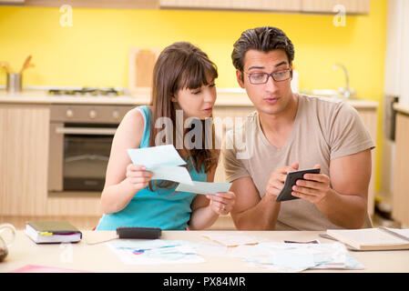 Junge Familie kämpfen mit Personal Finance Stockfoto