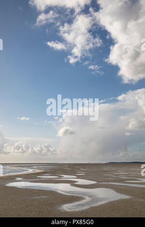 Kleine Fluss am Strand ins Meer, die Bucht der Somme, Picardie, Frankreich Stockfoto