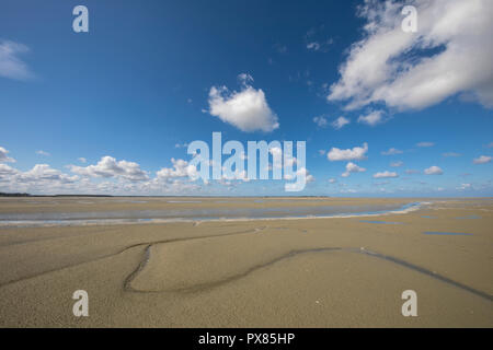 Kleine Fluss am Strand ins Meer, die Bucht der Somme, Picardie, Frankreich Stockfoto