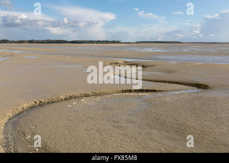 Kleine Fluss am Strand ins Meer, die Bucht der Somme, Picardie, Frankreich Stockfoto