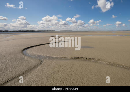 Kleine Fluss am Strand ins Meer, die Bucht der Somme, Picardie, Frankreich Stockfoto