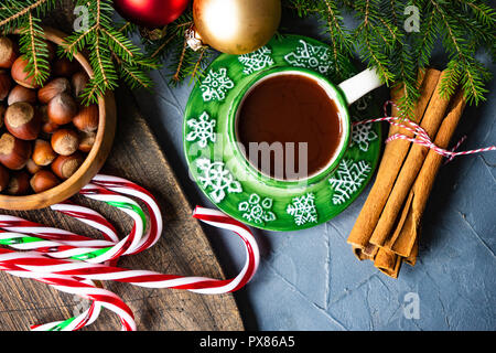 Tasse Kakao mit Gewürzen wie Zimt und Anis Sterne in Weihnachten Trinken Konzept Stockfoto