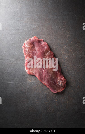 Portion rohes Rindfleisch Flank Steak auf butcher Board. Stockfoto