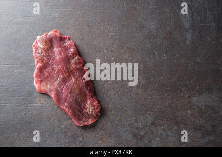 Portion rohes Rindfleisch Flank Steak auf butcher Board. Stockfoto