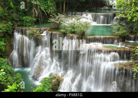 Landschaft Huai Mae Kamin Wasserfall Srinakarin Damm in Kanchanaburi, Thailand. Stockfoto