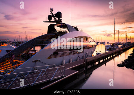 Blick auf den Hafen und die Marina mit angelegten Yachten und Motorboote in Pattaya Thailand Stockfoto