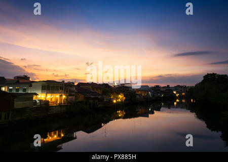 Altstadt chanthaboon Waterfront bei Dämmerung, Asien Thailand. Stockfoto