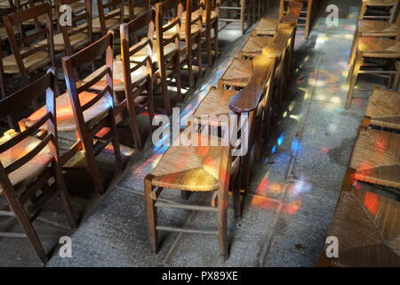 Sonne scheint durch ein Glasfenster in der Kirche, und die Färbung der Steinboden Stockfoto