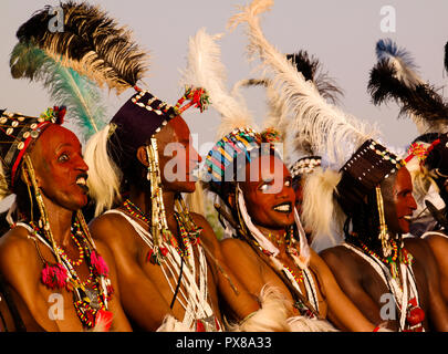 Männer tanzen Yaake Tanz und Guerewol Festival singen - 23. September 2017 InGall Dorf, Agadez, Niger Stockfoto