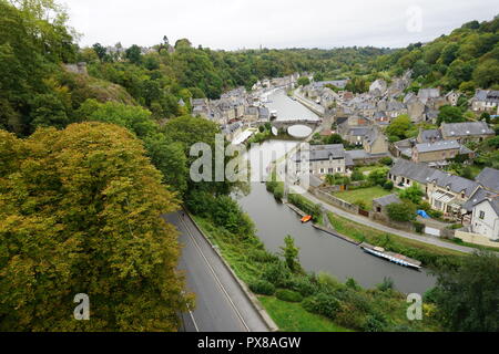 Vogelperspektive aus dem hohen alte steinerne Brücke des kleinen Hafen und Dorf von Dinan in der Bretagne, Frankreich Stockfoto