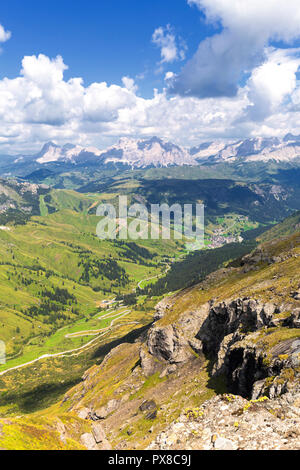 Gadertal und Pordoi Pass Road. Pordoi Pass, Val di Fassa, Trentino, Dolomiten, Italien, Europa. Stockfoto