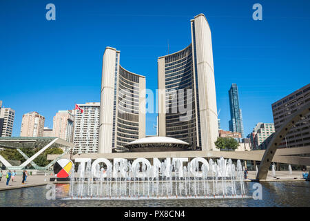 TORONTO, KANADA - 17. SEPTEMBER 2018: Ansicht von Toronto am Nathan Phillips Square, in Toronto City Hall und die Freiheit Bögen im Hintergrund. Stockfoto