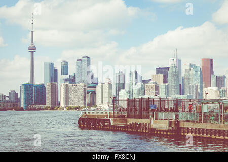 TORONTO, KANADA - 19 September, 2018: Die Schöne Torontos Skyline über den See. Toronto, Ontario, Kanada. Stockfoto