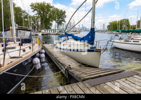 TORONTO, KANADA - 19. SEPTEMBER 2018: Marina auf Toronto Island, und schöne Torontos Skyline über den See. Toronto, Ontario, Kanada. Stockfoto