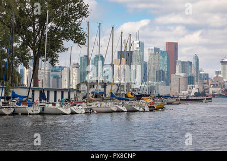 TORONTO, KANADA - 19. SEPTEMBER 2018: Marina auf Toronto Island, und schöne Torontos Skyline über den See. Toronto, Ontario, Kanada. Stockfoto