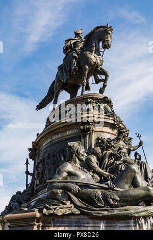 PHILADELPHIA, USA - 19. SEPTEMBER 2018: George Washington Monument in Philadelphia. Die Statue wurde 1897 von Rudolf Siemering (1835-1905). Stockfoto