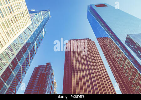 Philadelphia Skyline leuchtet unter eine orange sunrise Licht. Stockfoto