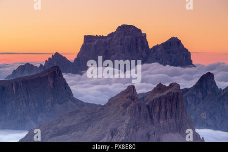 Die Dolomiten im Morgengrauen, Wolkenflut. Gipfel der Dolomiten: Pelmo, Lastoni di Formin, Averau. Venetien, Italienische Alpen. Stockfoto