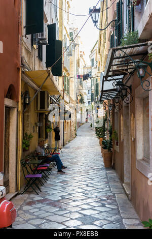 Insel Korfu, Griechenland - 25. August 2018: Gasse in der Altstadt von Korfu - Griechenland Stockfoto