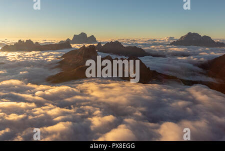 Die Dolomiten in der Morgendämmerung. Flut von Wolken. Stockfoto