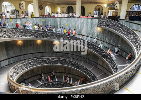 Die berühmten bramante Spindeltreppe in der Vatikanischen Museen Stockfoto