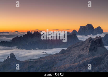 Die Dolomiten im Morgengrauen, Wolkenflut. Die Dolomiten: Pelmo, Croda da Lago, Lastoni di Formin, Cinque Torri. Venetien, Italienische Alpen. Stockfoto